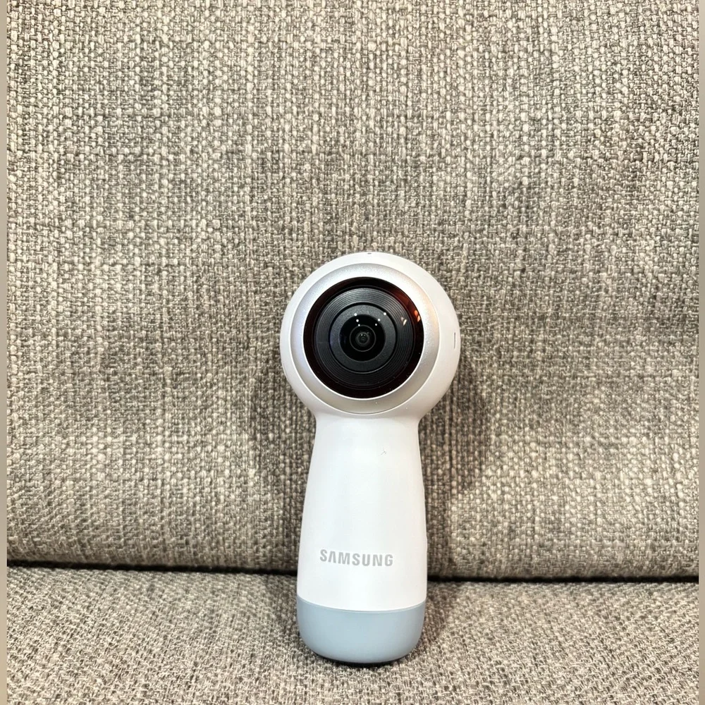 BRAND NEW: Samsung Gear 360 with Accessories